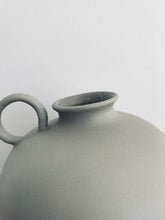 Load image into Gallery viewer, Flugen Vase
